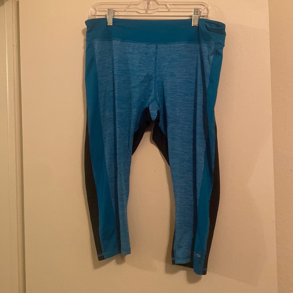 Women’ XXL Champion duo dry cropped capri leggings.
